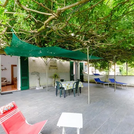 Altido Apt For 3 With Lovely Open Terrace In Green Hills Appartamento *