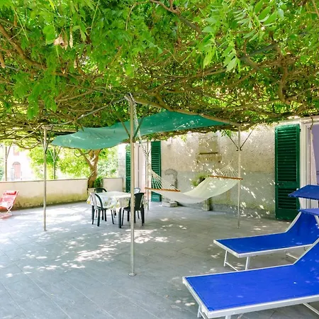 Altido Apt For 3 With Lovely Open Terrace In Green Hills Appartamento